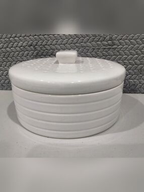 White Ceramic Covered Casserole Steemer Dish with Ribbed Sides